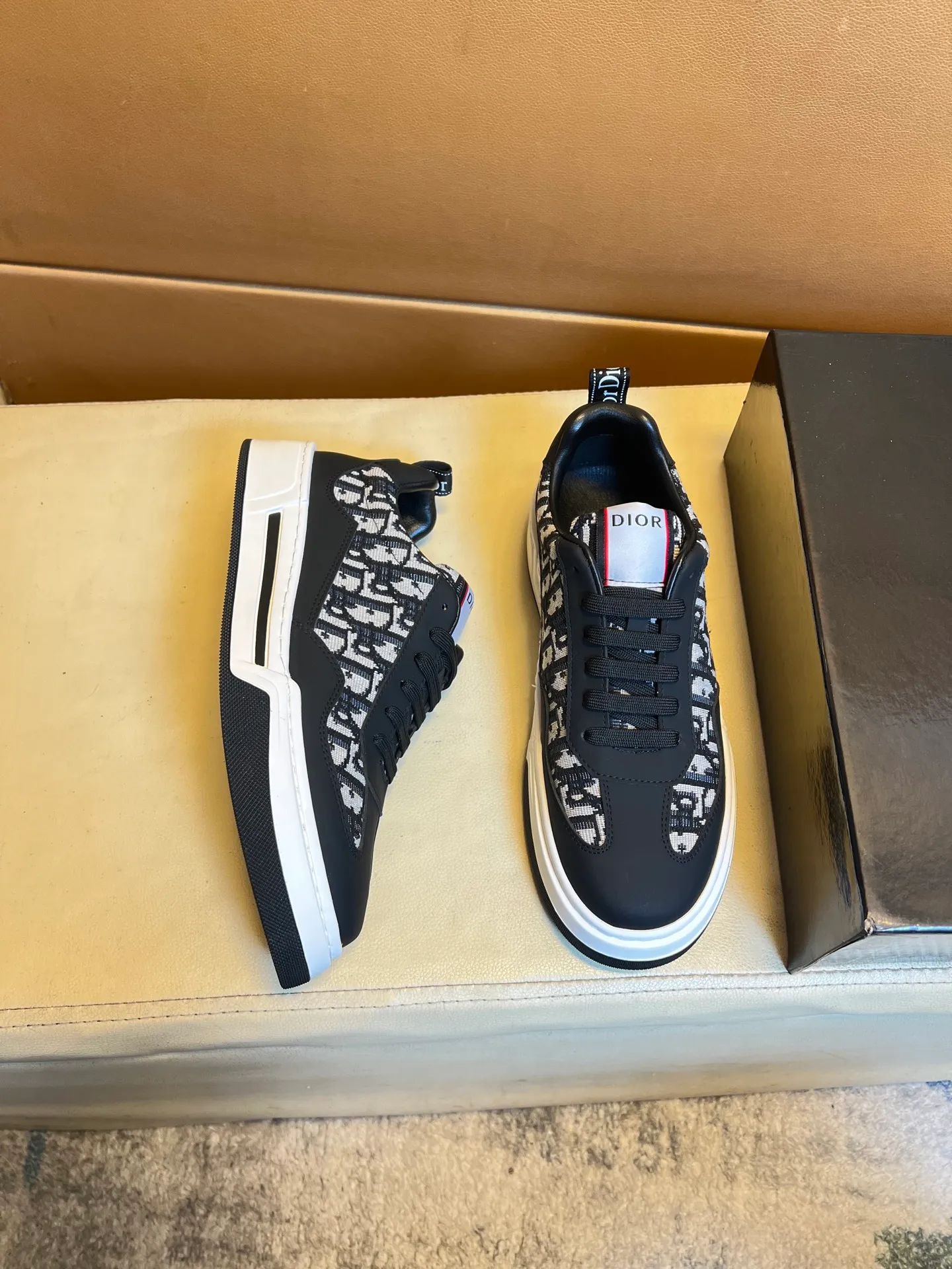 Men's shoes 💰400💰👑👑Dior original quality.~ Unique modern style sneakers. 🏃A must-have casual shoe for trendy men😍😍 Original brand imported from Italy, imported original leather, sheep lining (refuses to discolor and grind feet) Sole: Original sole provided by the original factory, French lazy style design ⚠️Fit to the feet, original quality, super comfortable original sole. It’s like shooting the real thing 🎬The real thing is better, high-quality sneakers wan men’s shoe size: 38-44